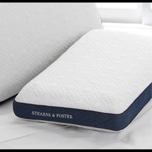 Stearns & Foster Jumbo Memory Pillow